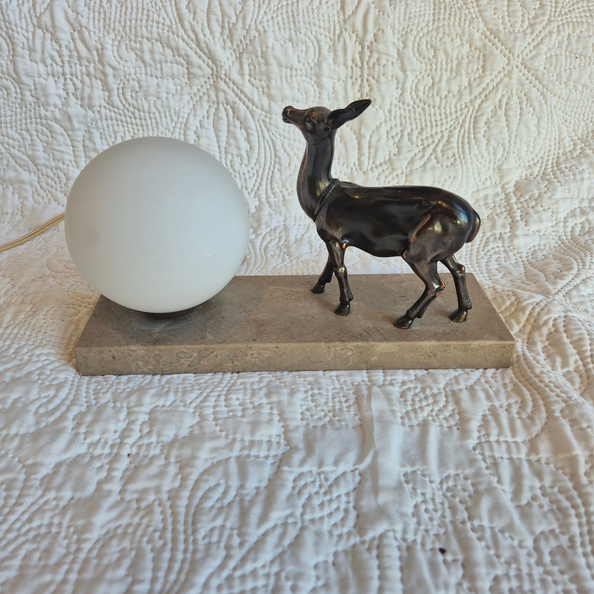 Lampe veilleuse de style Art déco à décor de biche – Globe opalin et socle en marbre