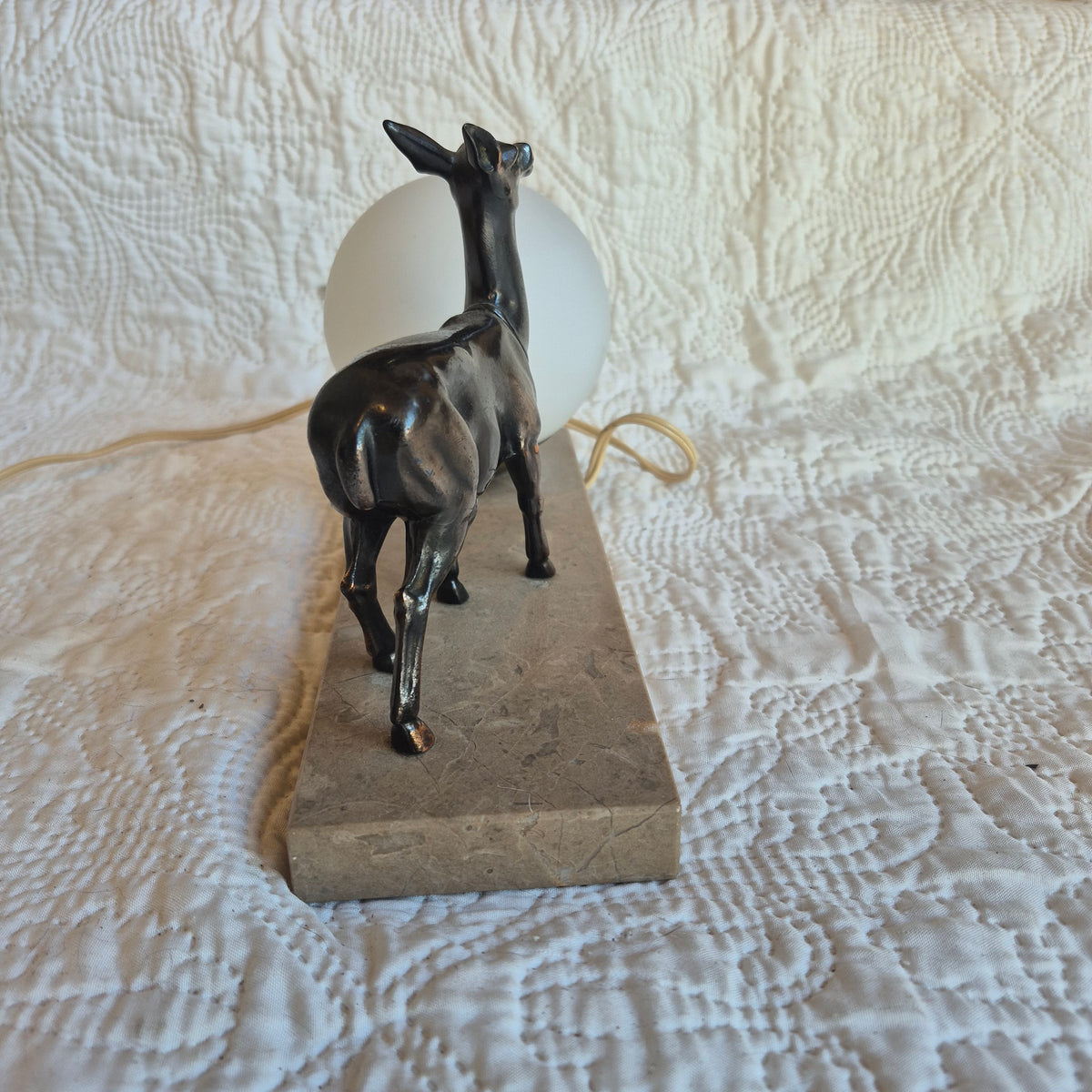 Lampe veilleuse de style Art déco à décor de biche – Globe opalin et socle en marbre