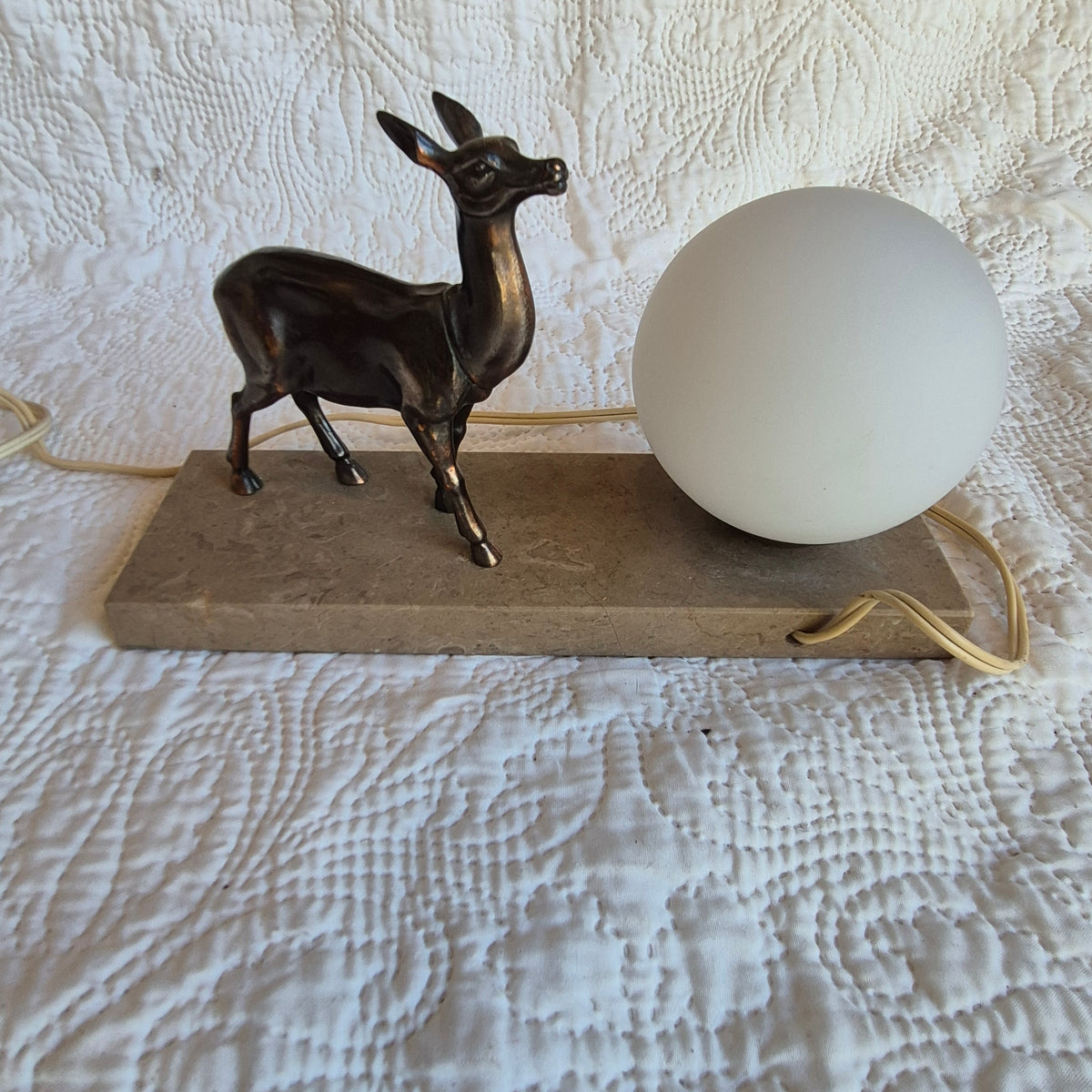 Lampe veilleuse de style Art déco à décor de biche – Globe opalin et socle en marbre