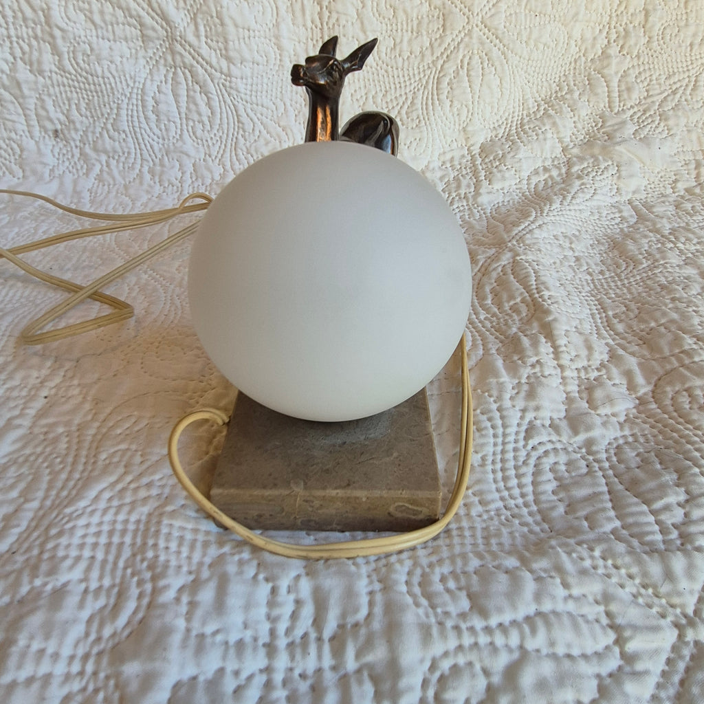 Lampe veilleuse de style Art déco à décor de biche – Globe opalin et socle en marbre