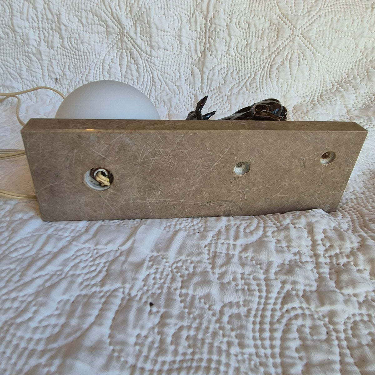 Lampe veilleuse de style Art déco à décor de biche – Globe opalin et socle en marbre