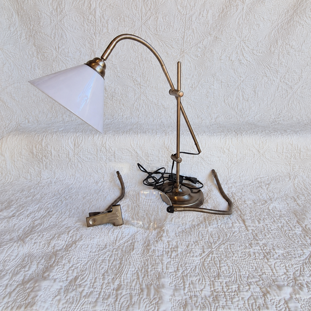 Lampe de bureau articulée Daylight avec loupe et pince – Finition laiton vieilli