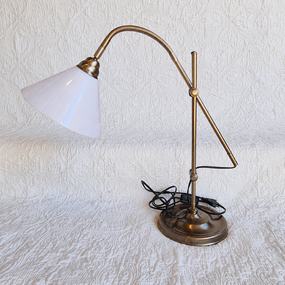 Lampe de bureau articulée Daylight avec loupe et pince – Finition laiton vieilli