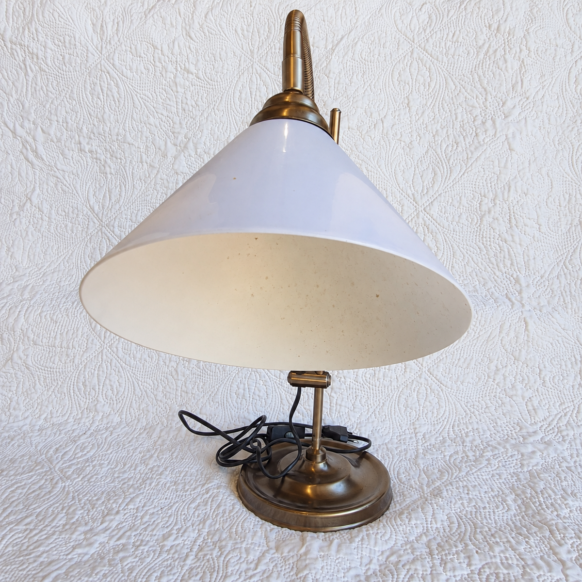 Lampe de bureau articulée Daylight avec loupe et pince – Finition laiton vieilli