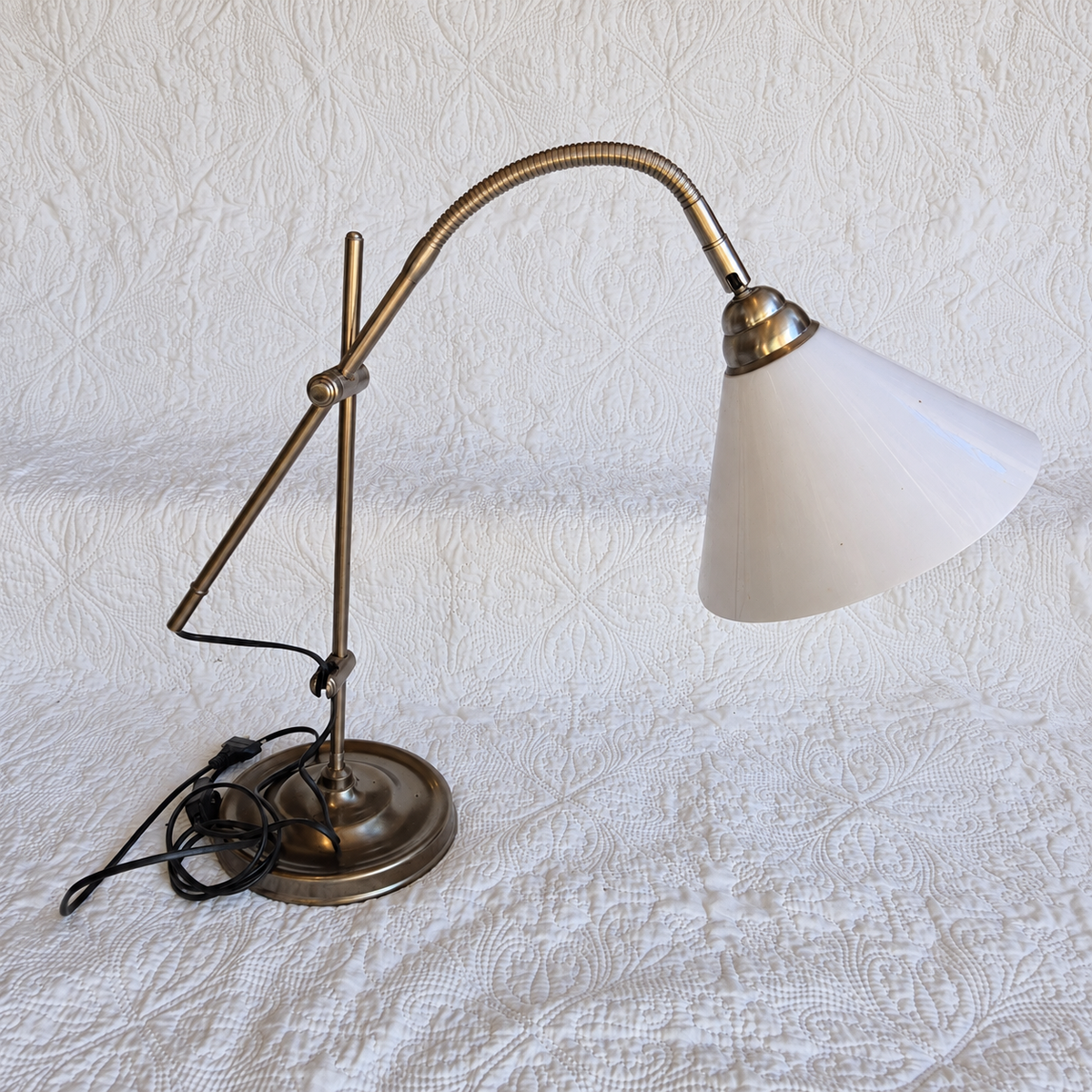 Lampe de bureau articulée Daylight avec loupe et pince – Finition laiton vieilli