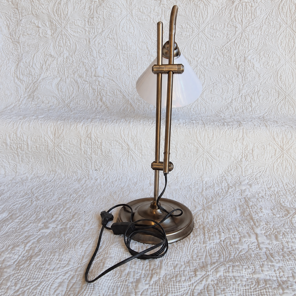 Lampe de bureau articulée Daylight avec loupe et pince – Finition laiton vieilli
