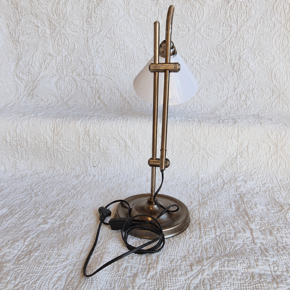 Lampe de bureau articulée Daylight avec loupe et pince – Finition laiton vieilli