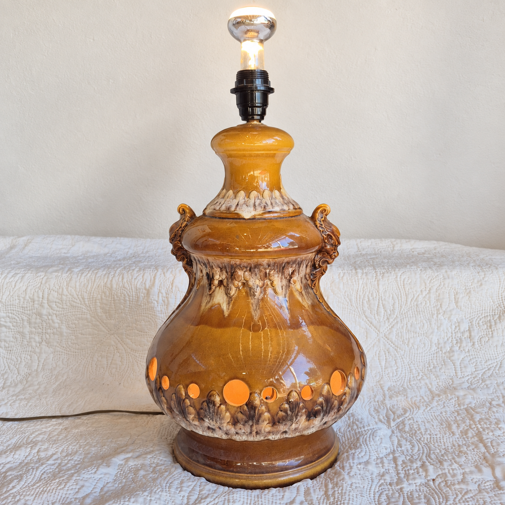 Grande lampe en céramique émaillée caramel et crème – Décor en relief et double éclairage