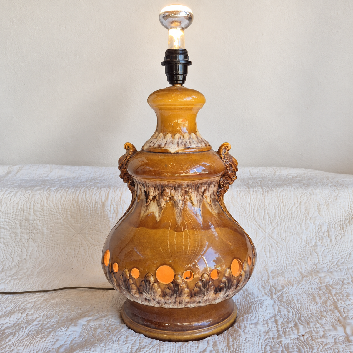 Grande lampe en céramique émaillée caramel et crème – Décor en relief et double éclairage