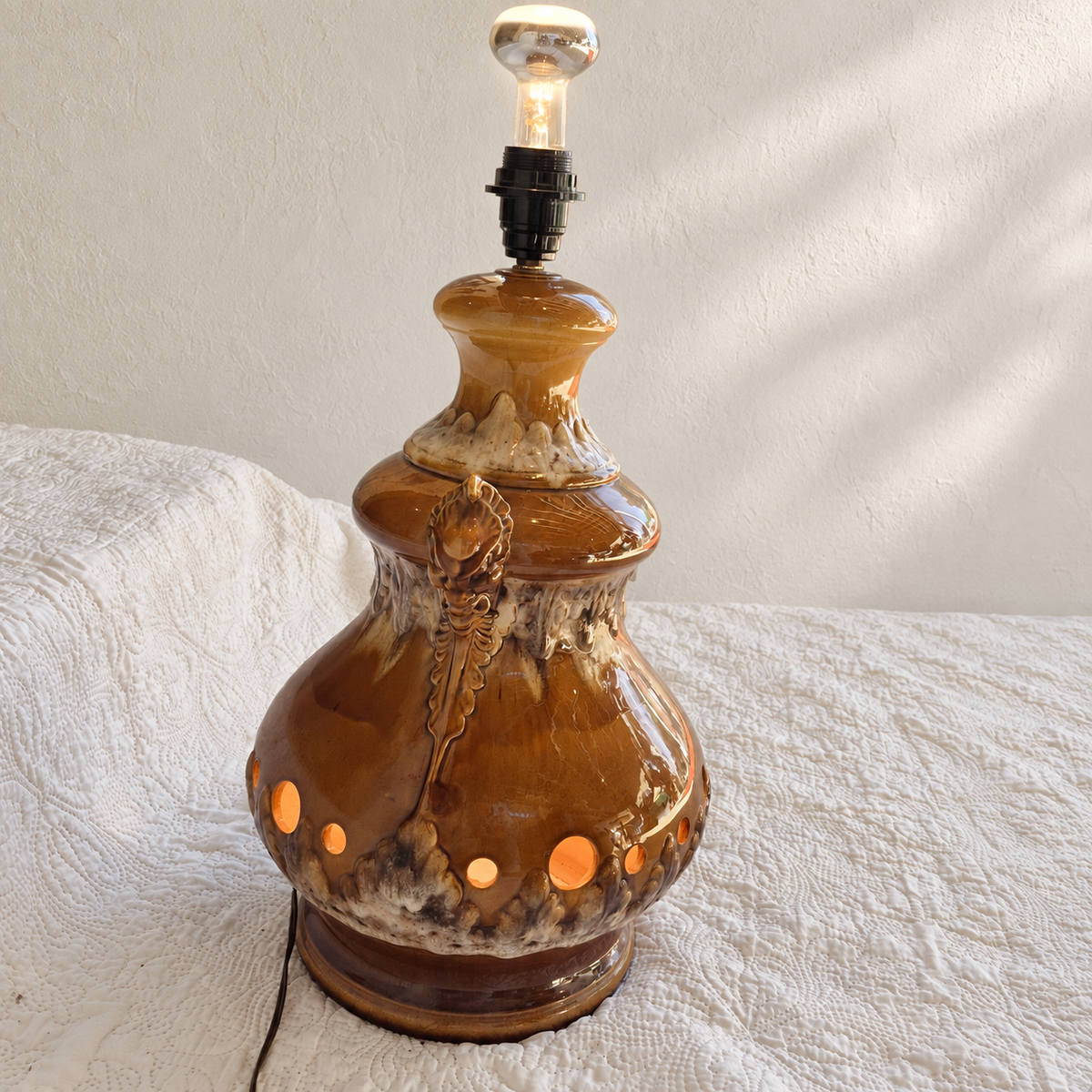 Grande lampe en céramique émaillée caramel et crème – Décor en relief et double éclairage
