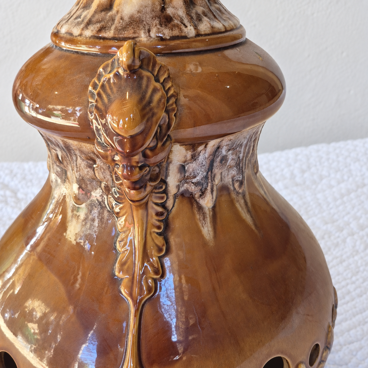 Grande lampe en céramique émaillée caramel et crème – Décor en relief et double éclairage