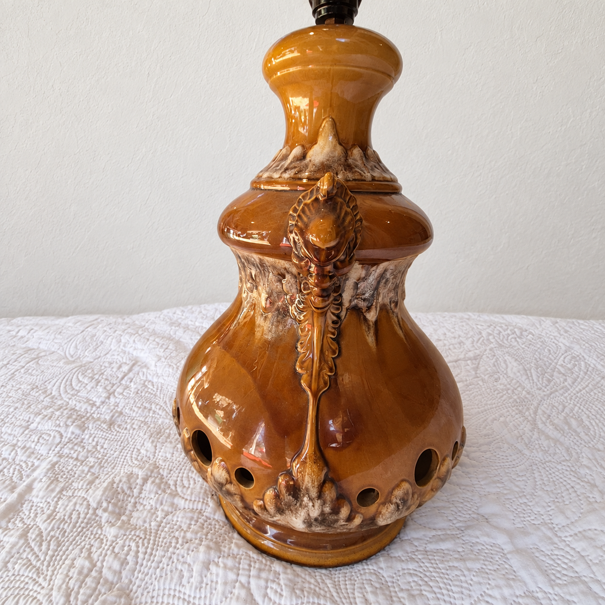 Grande lampe en céramique émaillée caramel et crème – Décor en relief et double éclairage