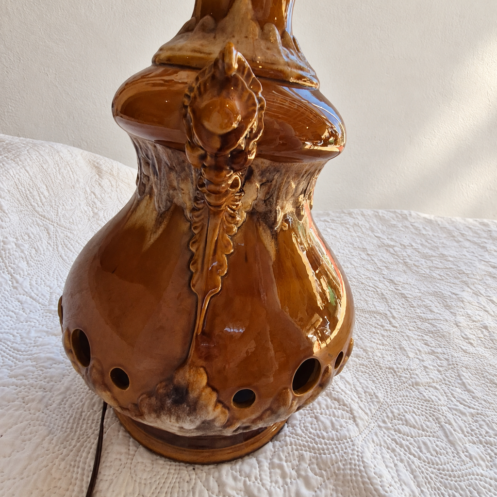 Grande lampe en céramique émaillée caramel et crème – Décor en relief et double éclairage