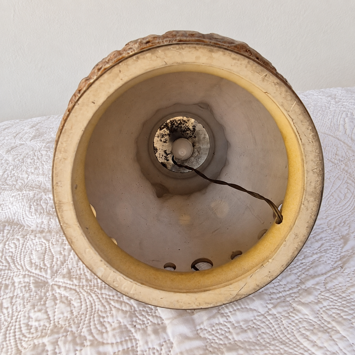 Grande lampe en céramique émaillée caramel et crème – Décor en relief et double éclairage