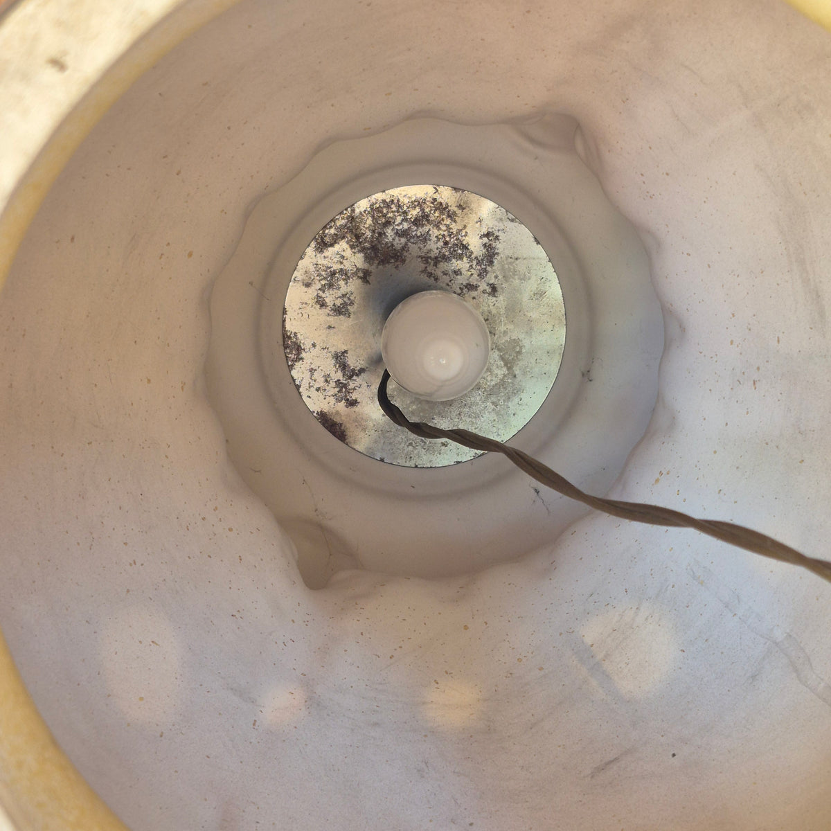 Grande lampe en céramique émaillée caramel et crème – Décor en relief et double éclairage