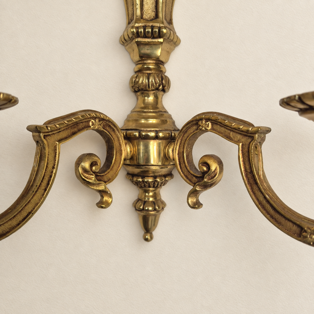 Suite de quatre appliques murales à deux feux en laiton doré — style Louis XVI