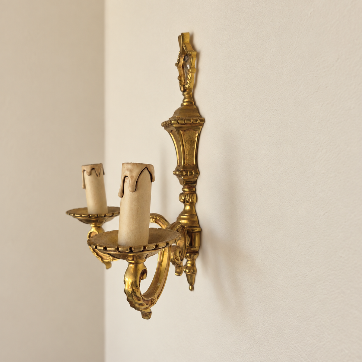 Suite de quatre appliques murales à deux feux en laiton doré — style Louis XVI