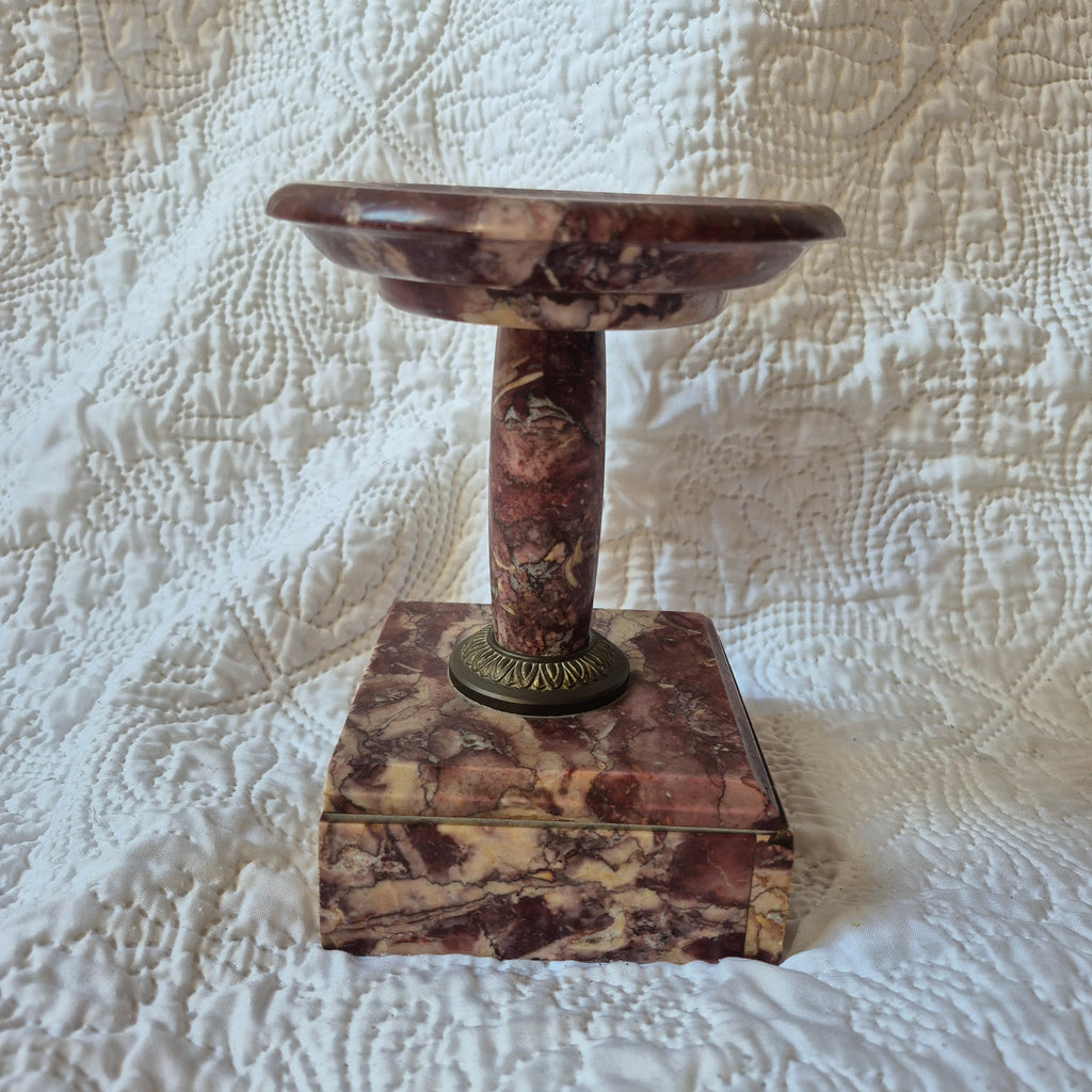 Première coupe assortie de la garniture, en marbre rouge veiné, photographiée de face.