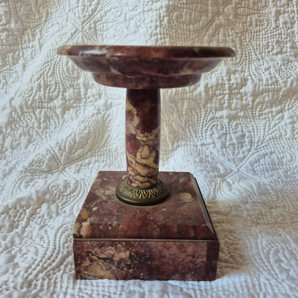 Deuxième coupe assortie de la garniture en marbre rouge veiné, avec détail du socle et de la colonne.