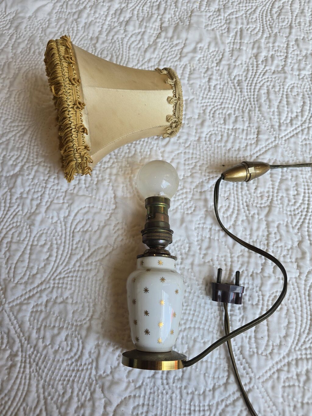Petite lampe vintage en porcelaine blanche étoilée avec abat-jour à franges