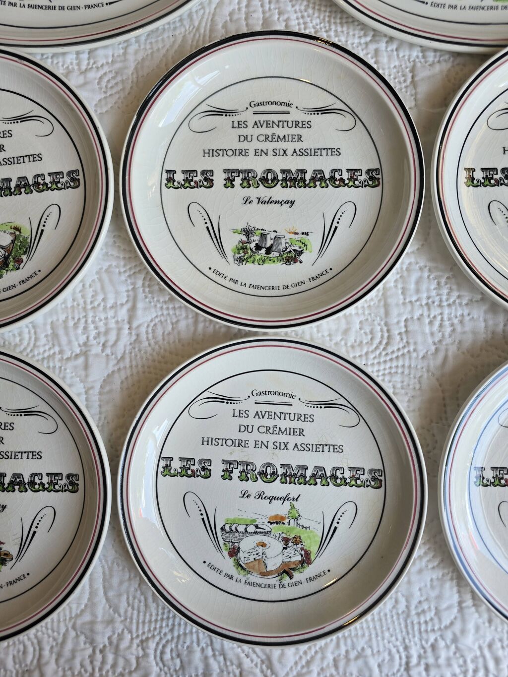 Lot de 12 assiettes Gien “Les Aventures du Fermier” – Fromages &amp; ferme