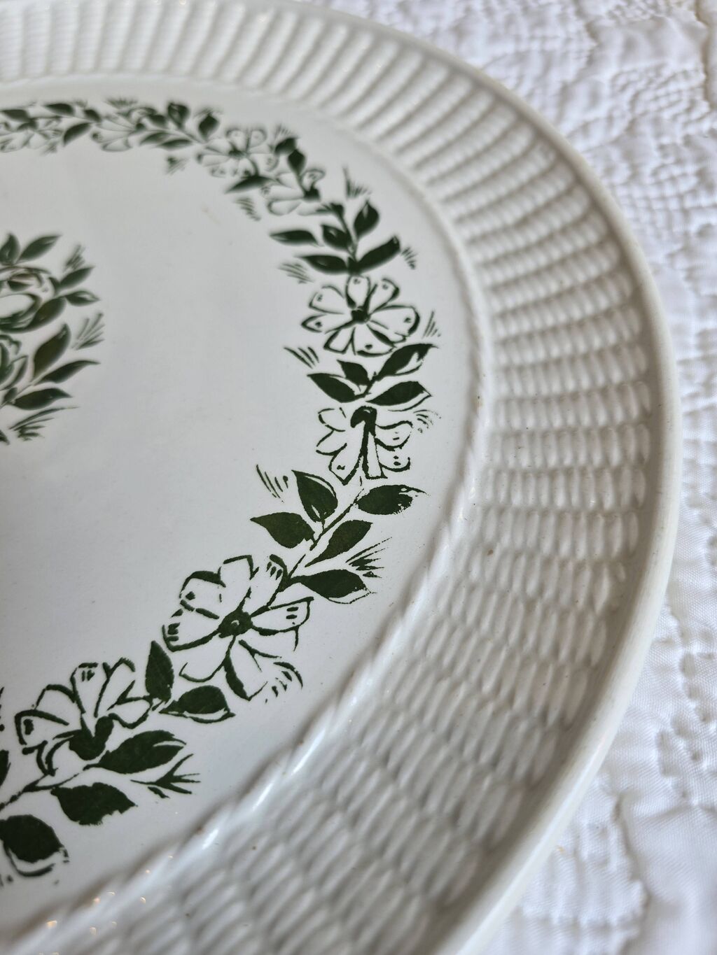 Plat ovale en faïence de Gien France, décor fleurs vertes, bord relief vann