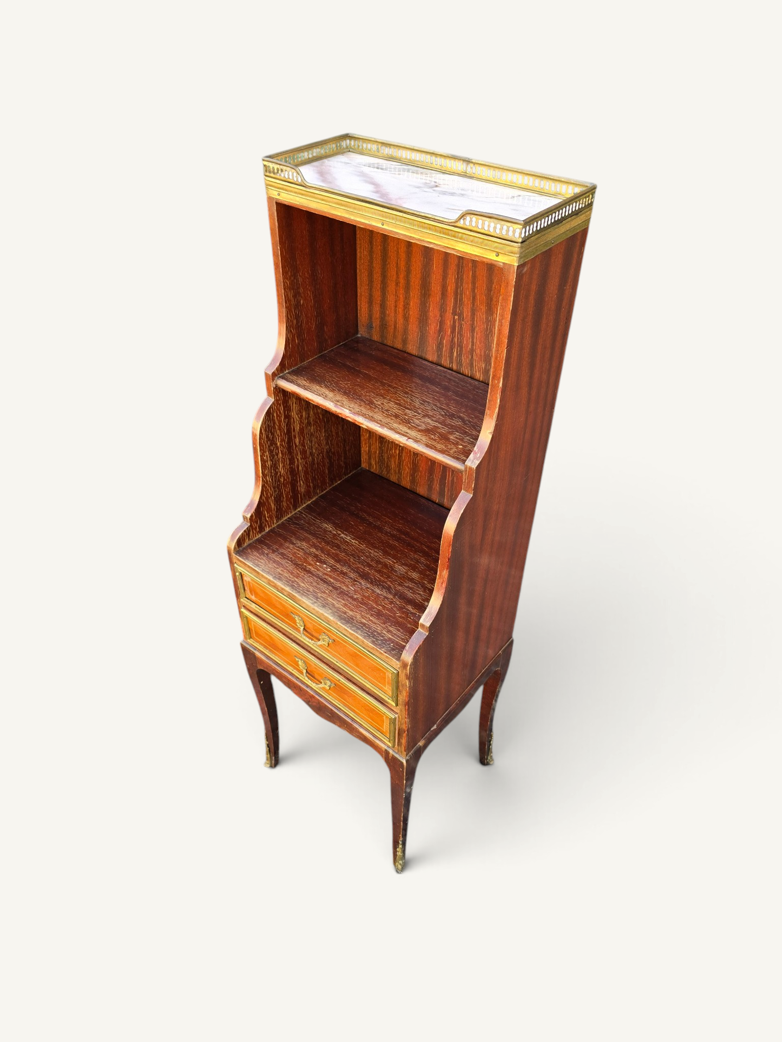 Petit meuble étagère de style Louis XVI en acajou et laiton