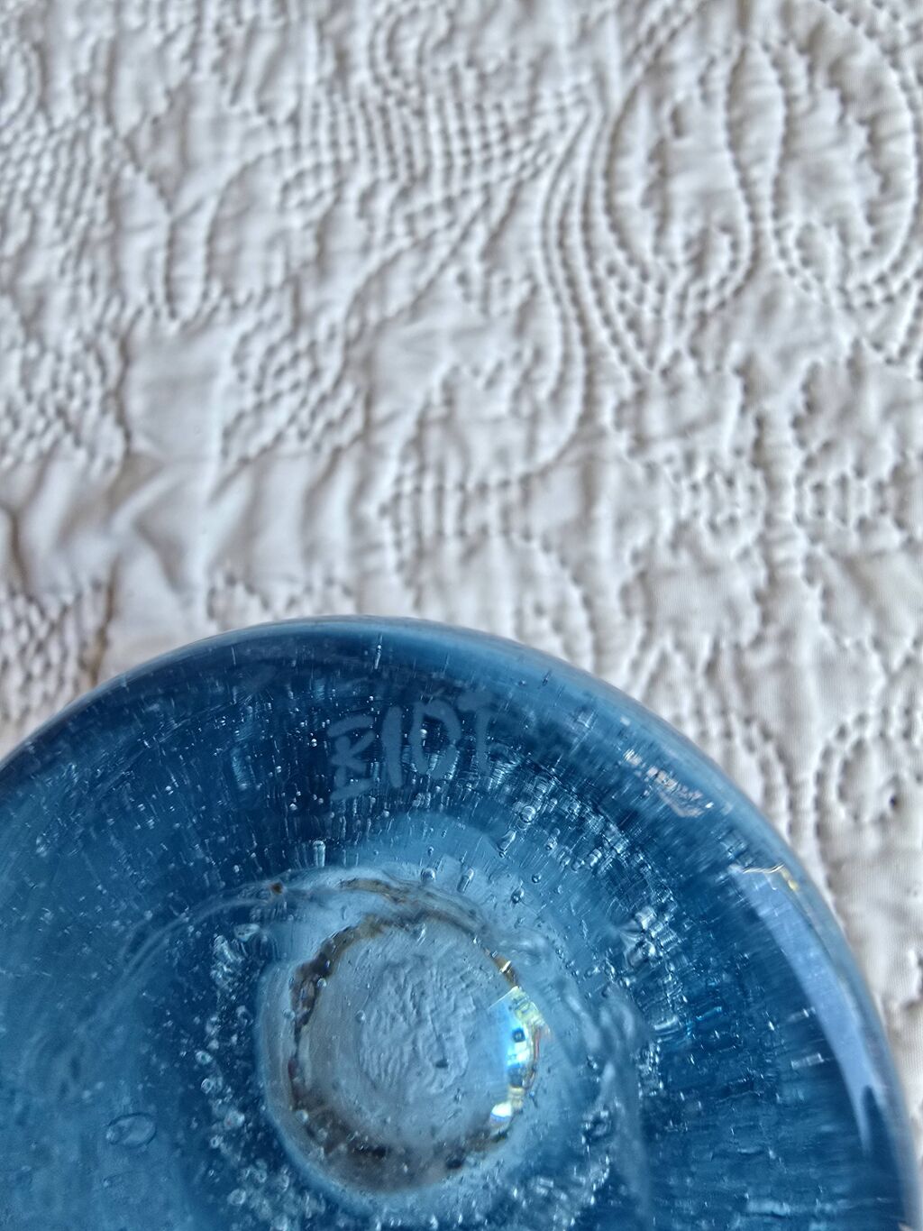 Vase soliflore en verre bullé bleu signé Biot