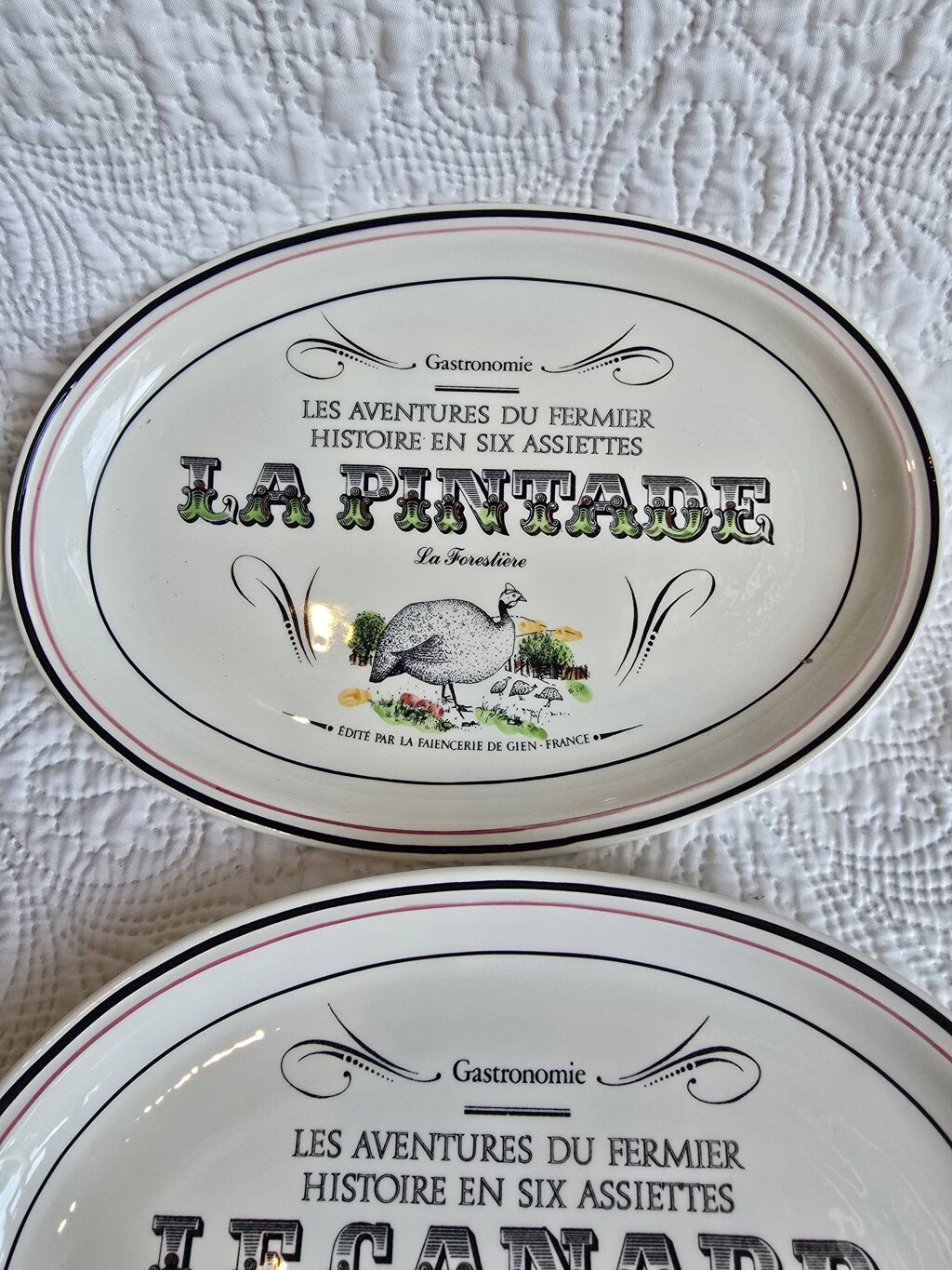 Lot de 12 assiettes Gien “Les Aventures du Fermier” – Fromages &amp; ferme