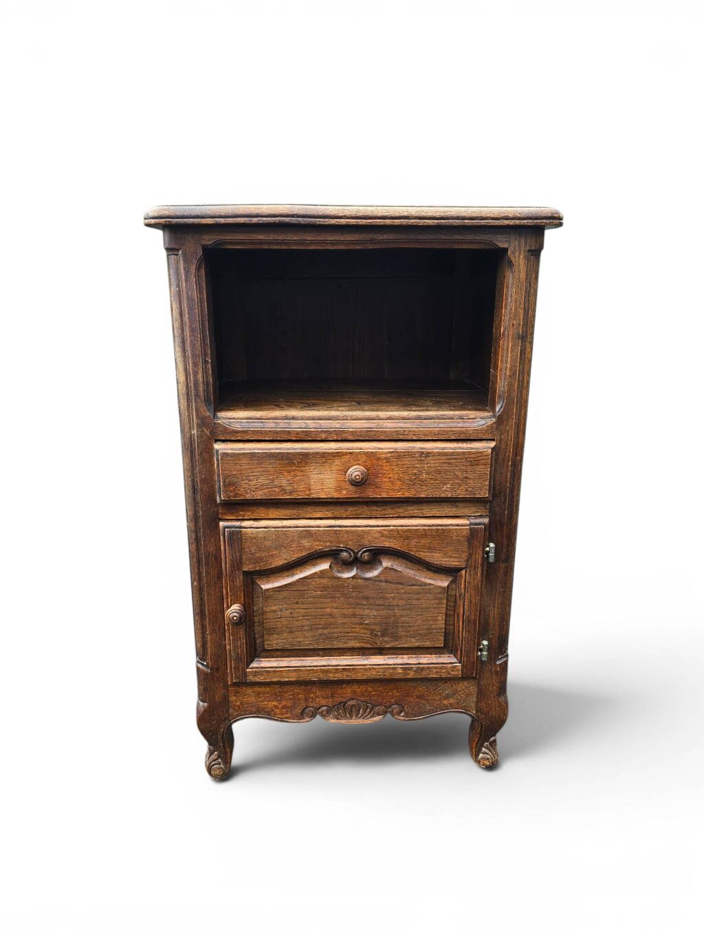 Petit meuble d’appoint en chêne sculpté style Louis XV