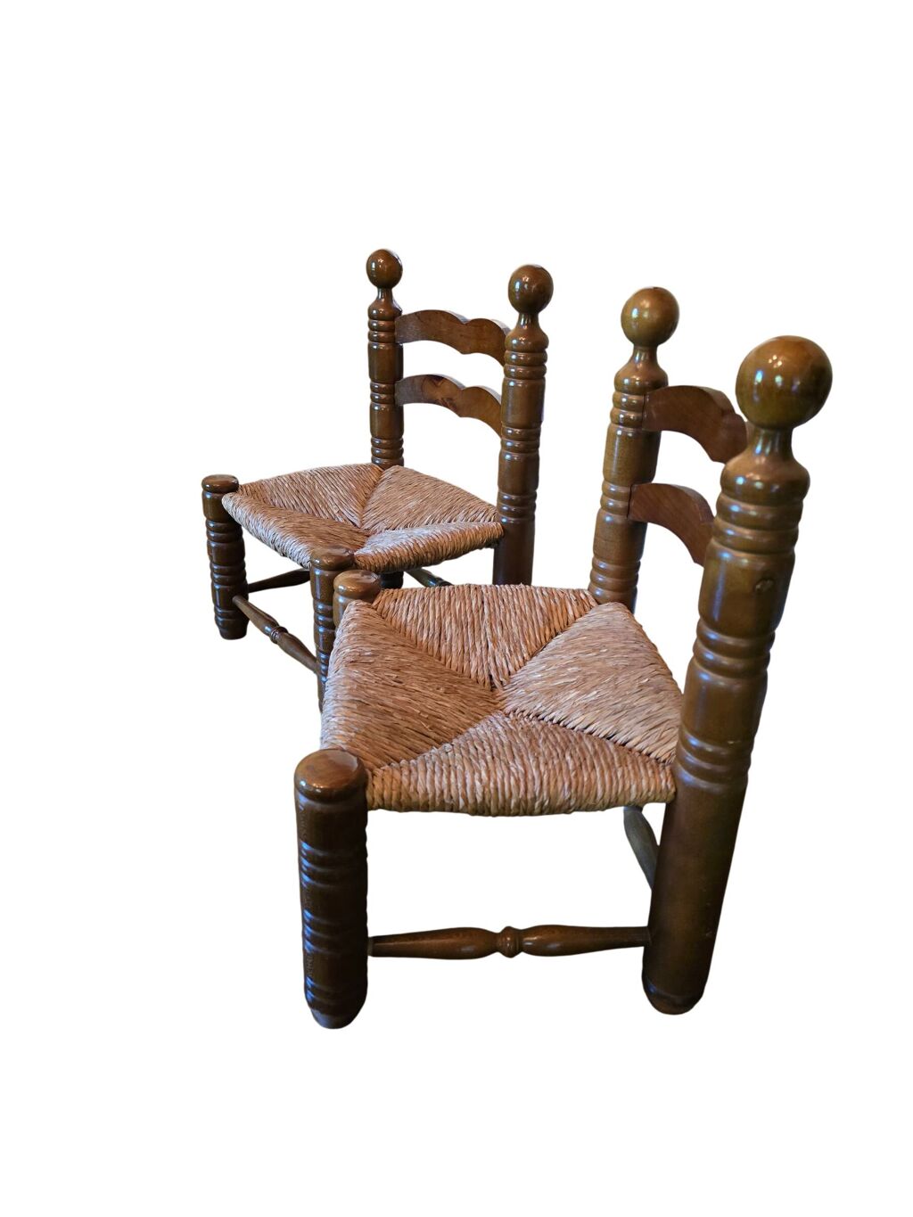 Paire de chaises basses de cheminée en bois tourné et paille, style Charles