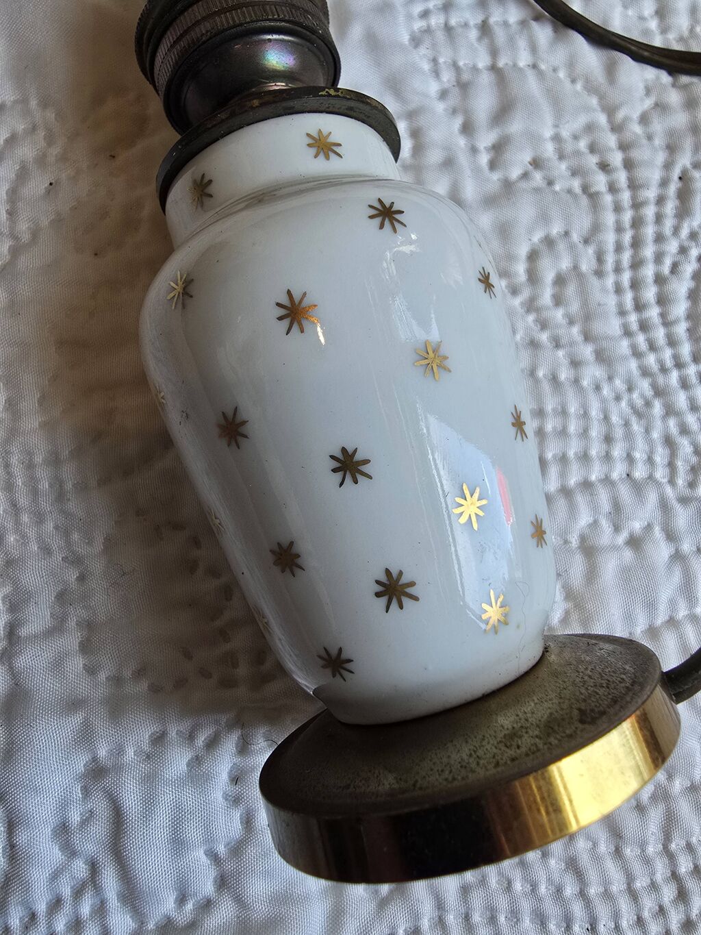 Petite lampe vintage en porcelaine blanche étoilée avec abat-jour à franges