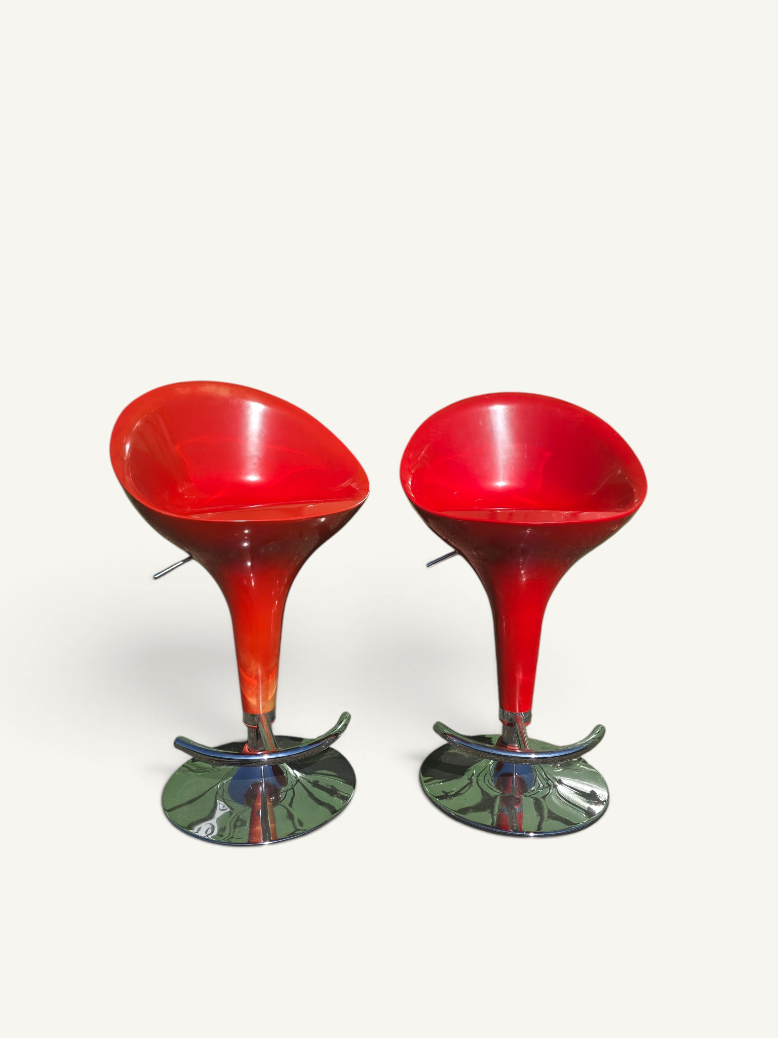 Paire de tabourets de bar rouges réglables en résine et chrome