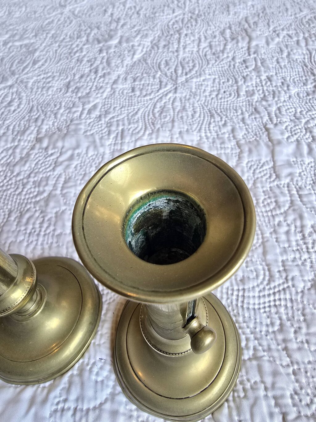 Paire de bougeoirs anciens en laiton à poussoir réglable XIXe