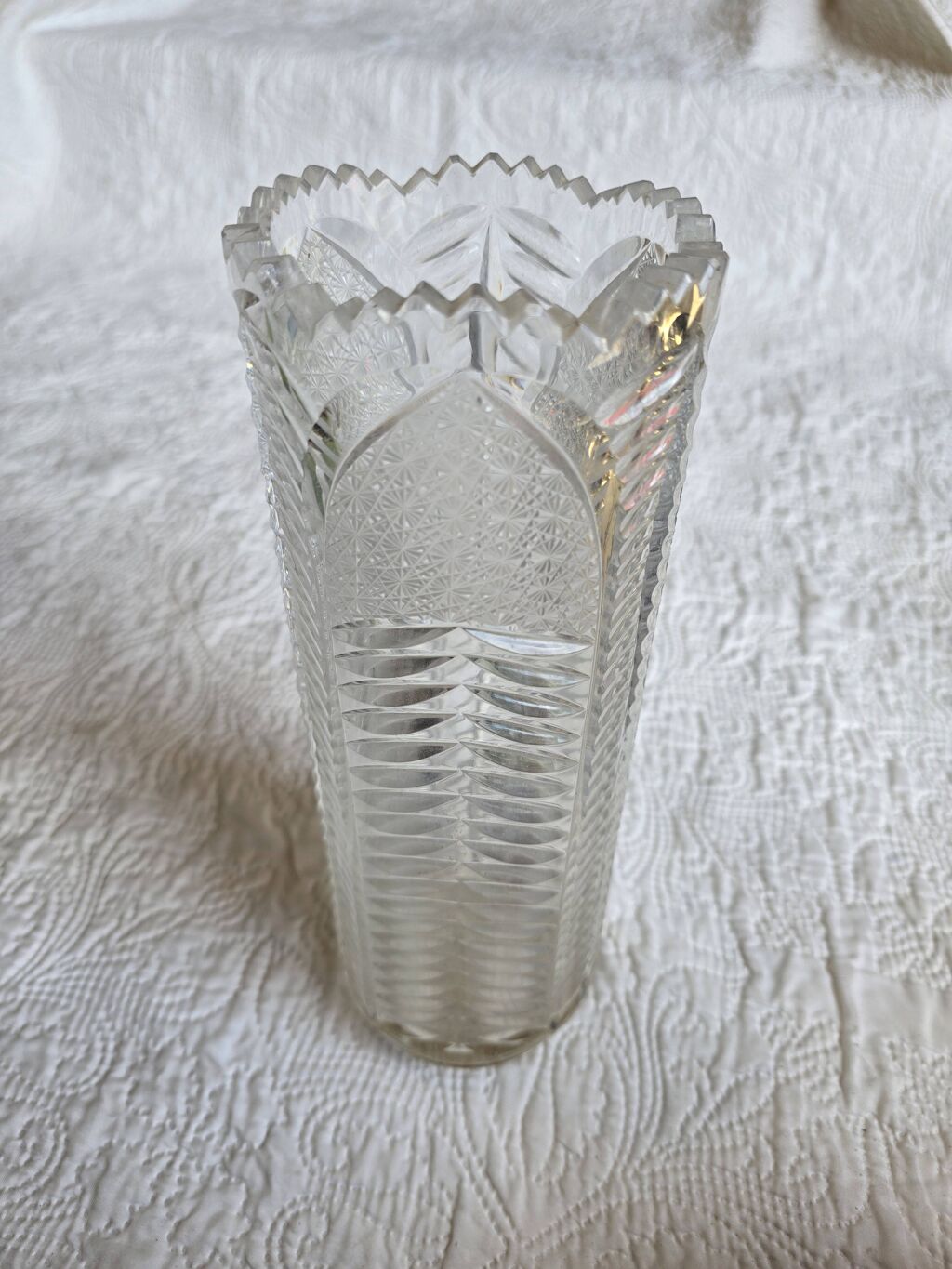 Vase ancien en cristal taillé à bord dentelé, décor palmettes
