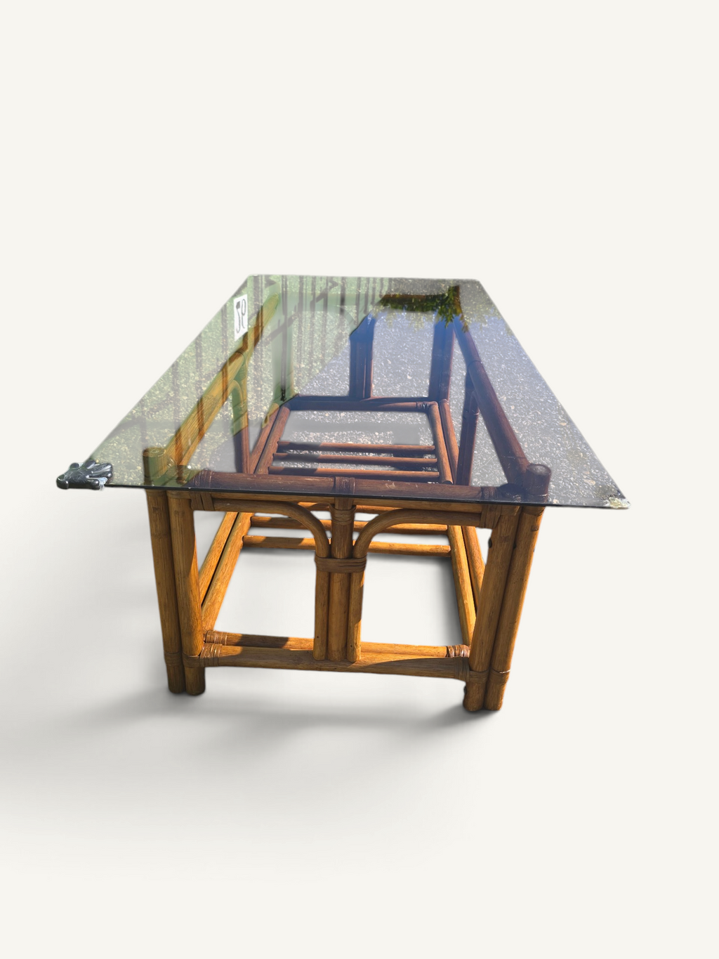 Table basse vintage en rotin et bambou avec plateau en verre fumé