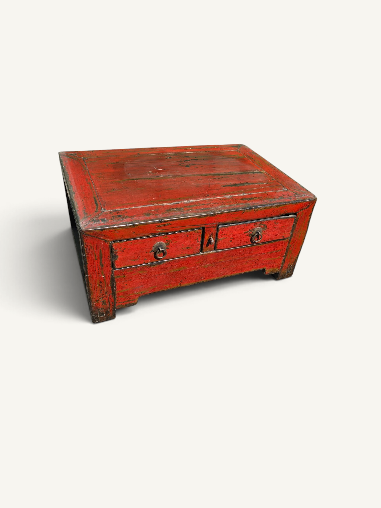 Coffre bas chinois ancien en bois laqué rouge patiné