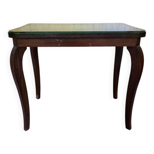 Bout de canapé vintage en bois foncé à plateau verre et pieds galbés