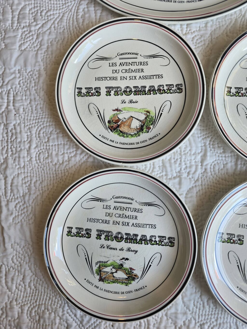 Lot de 12 assiettes Gien “Les Aventures du Fermier” – Fromages &amp; ferme