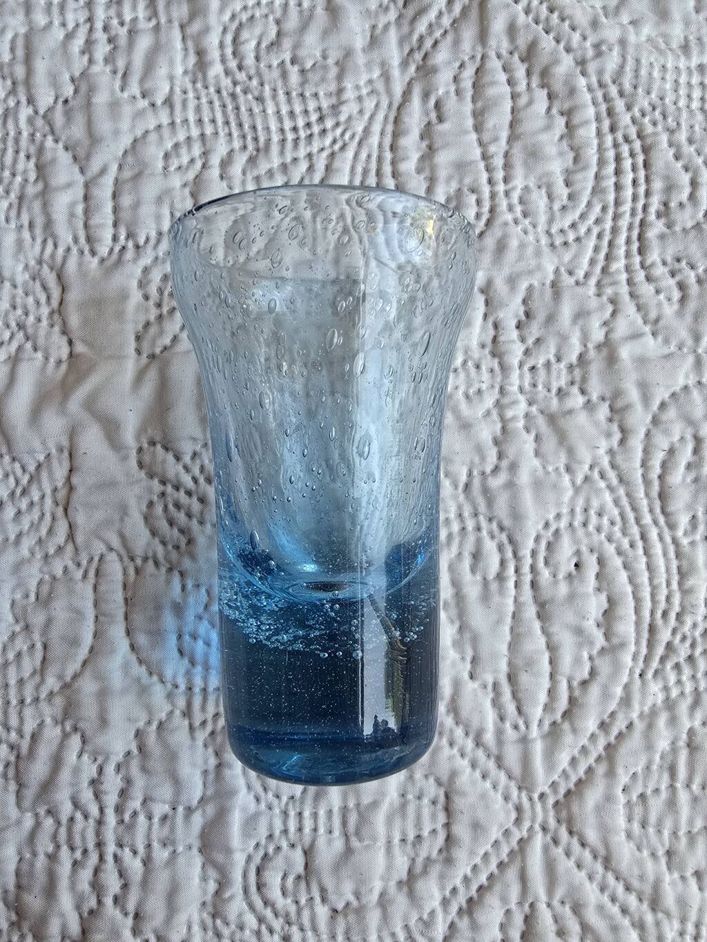 Vase soliflore en verre bullé bleu signé Biot