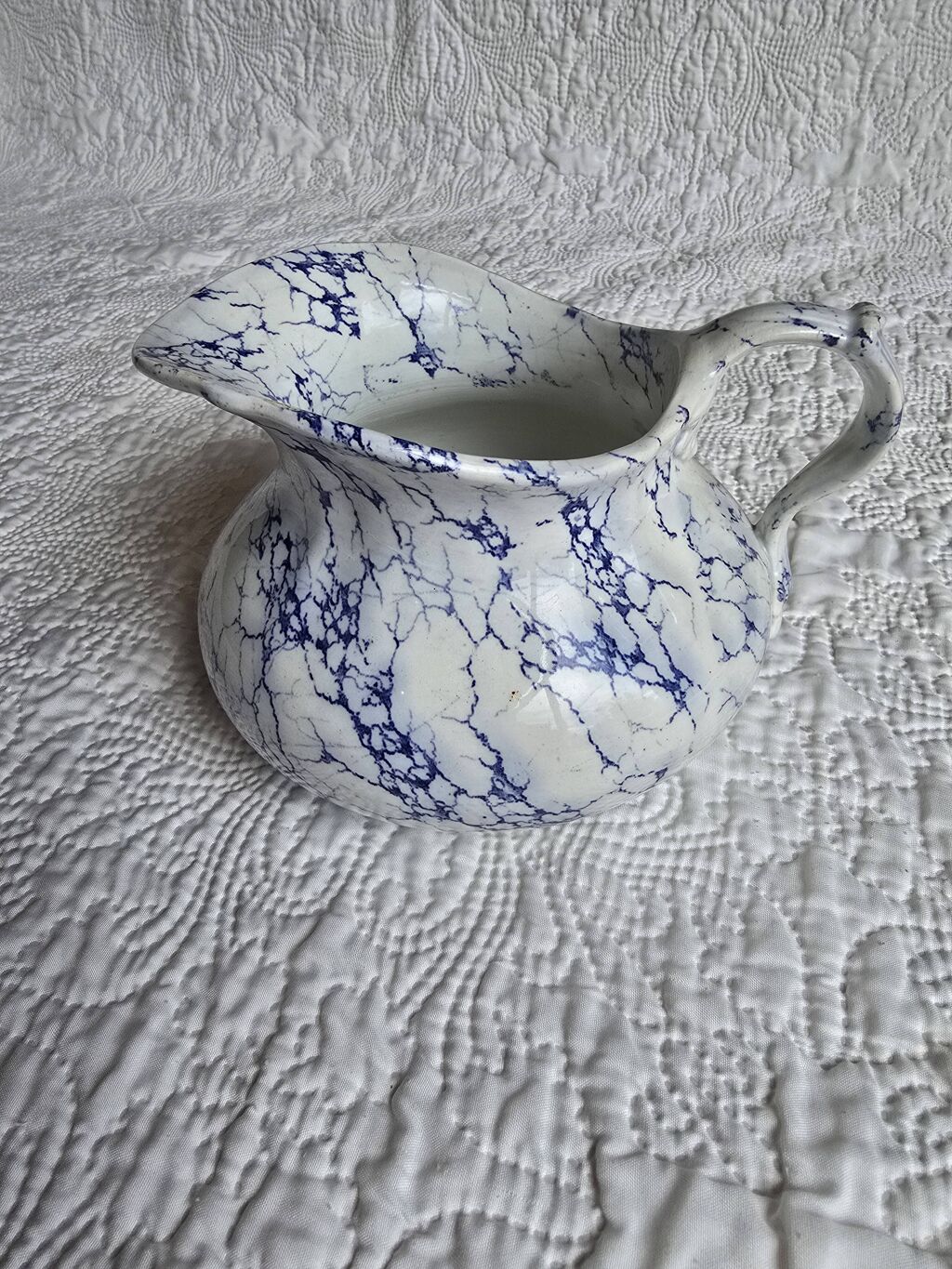 Pot à lait en porcelaine de Limoges décor bleu marbré