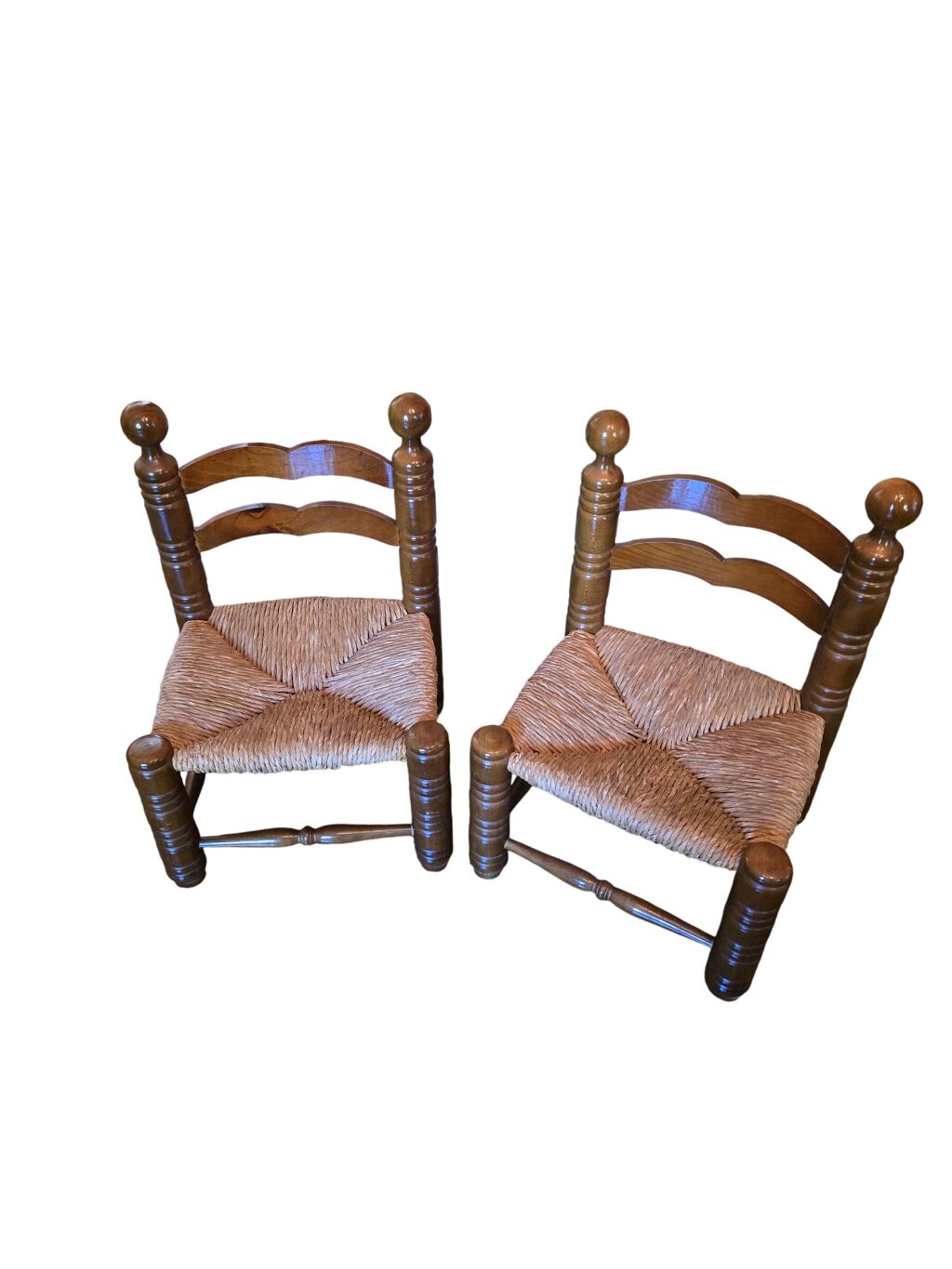 Paire de chaises basses de cheminée en bois tourné et paille, style Charles