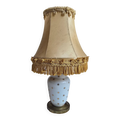 Petite lampe vintage en porcelaine blanche étoilée avec abat-jour à franges