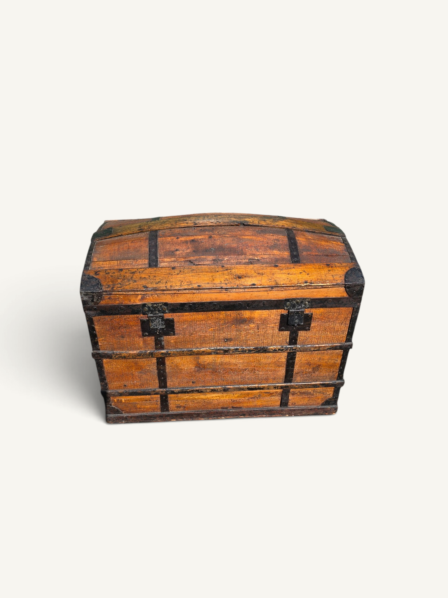 Coffre de voyage ancien bombé en bois et fer forgé – XIXe siècle