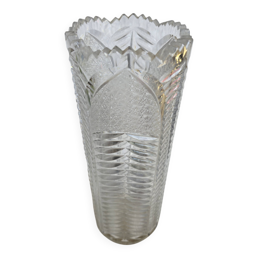 Vase ancien en cristal taillé à bord dentelé, décor palmettes