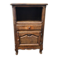 Petit meuble d’appoint en chêne sculpté style Louis XV