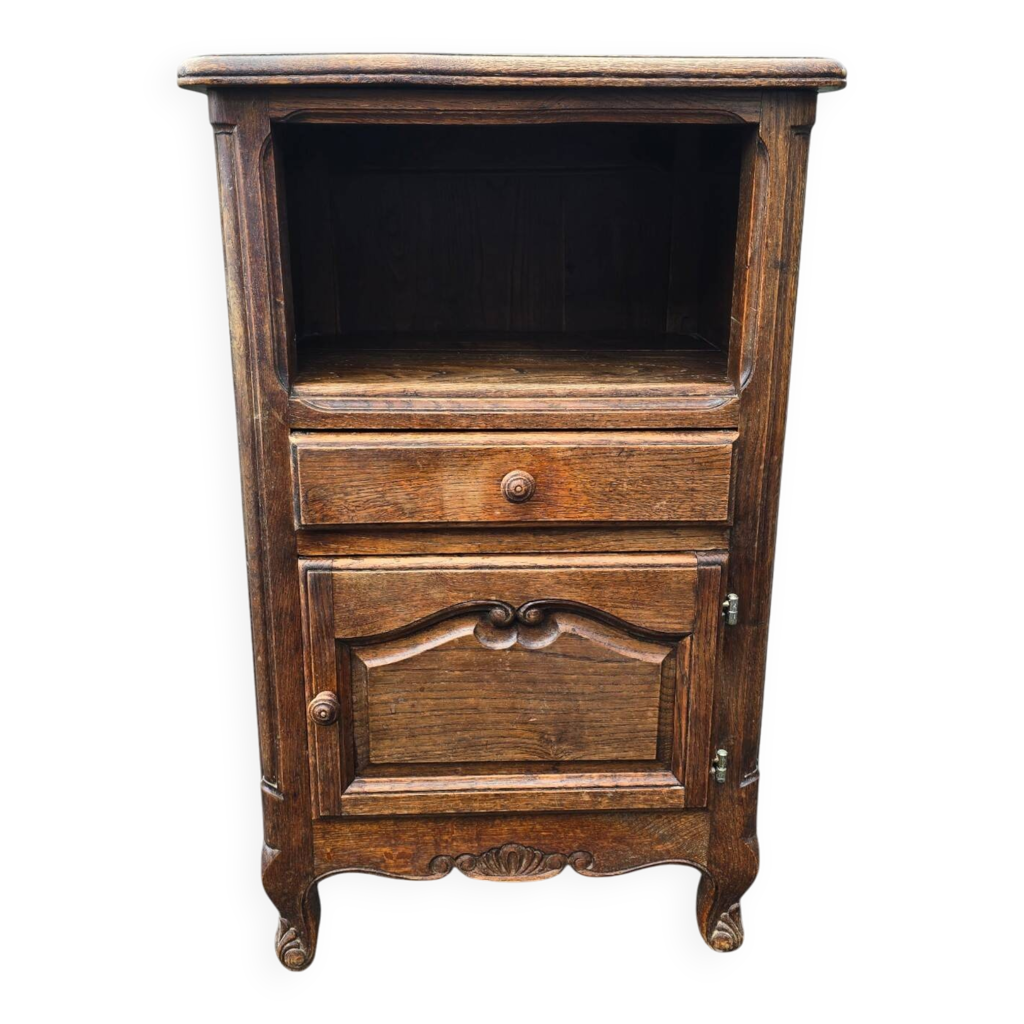 Petit meuble d’appoint en chêne sculpté style Louis XV