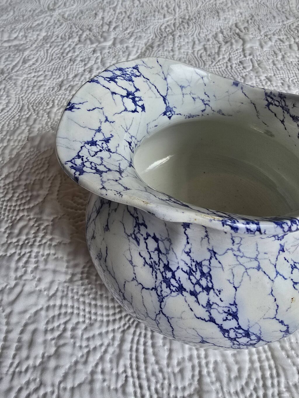 Pot à lait en porcelaine de Limoges décor bleu marbré