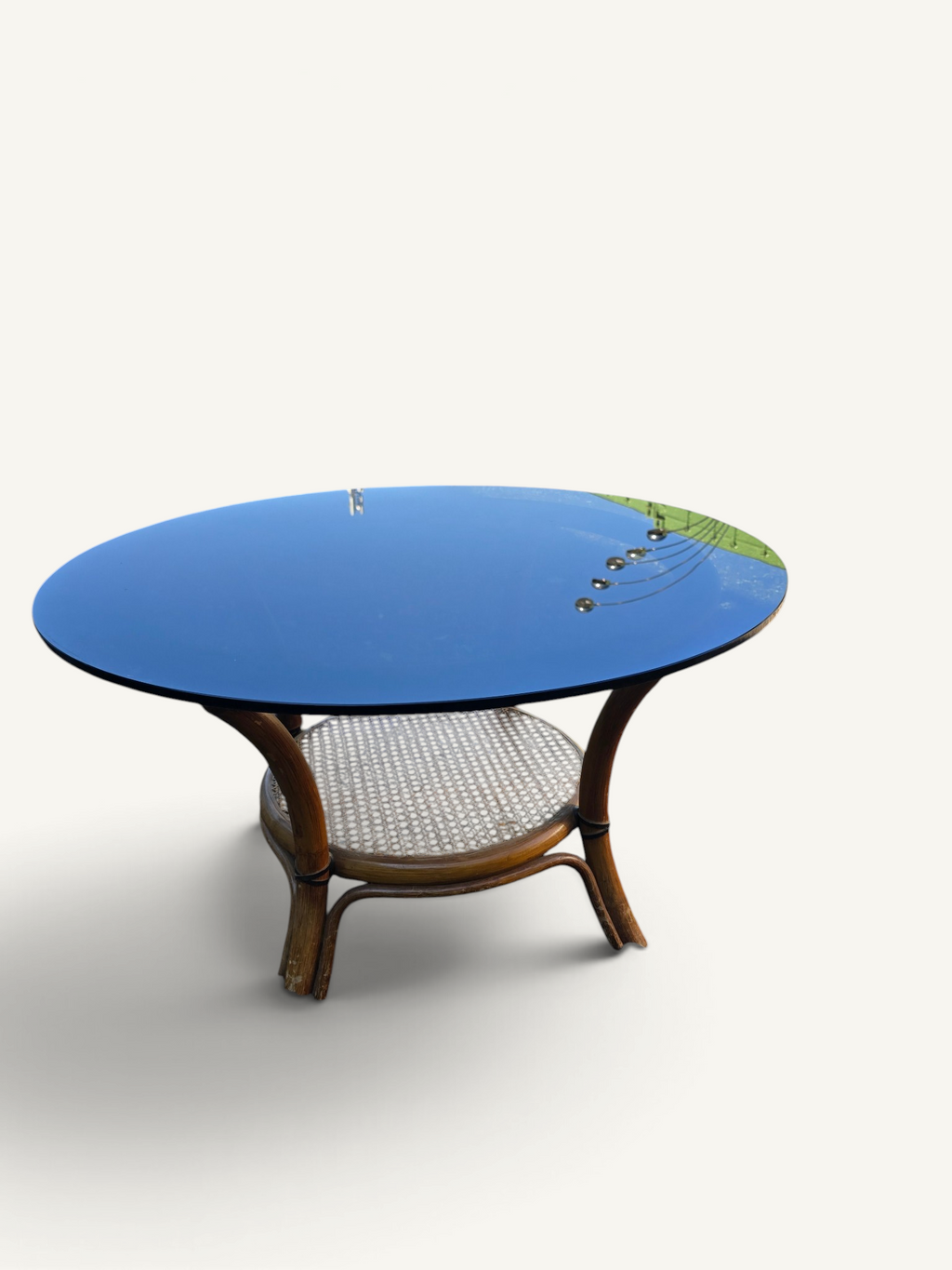 Table basse ronde en rotin, cannage et verre bleu fumé – années 1970