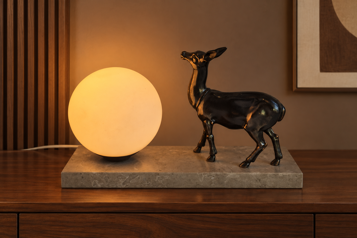Lampe veilleuse de style Art déco à décor de biche – Globe opalin et socle en marbre